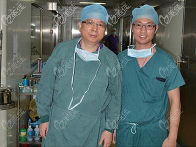 杨胜发医生参加学术活动和医生合影 杨胜发医生参加学术活动和医生合影