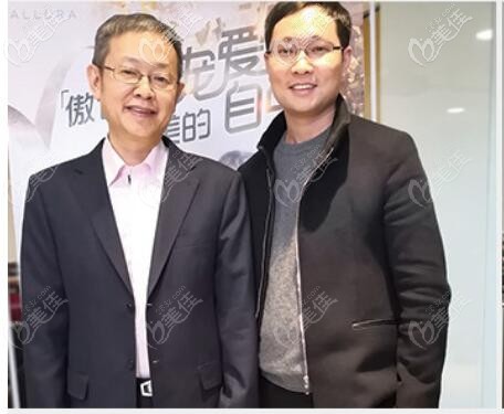 杨胜发医生和<!--<i data=20240703-sp></i>-->医生合影 杨胜发医生和<!--<i data=20240703-sp></i>-->医生合影