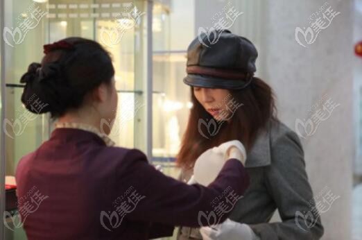 雅美工作人员展示娜绮丽解剖型隆胸假体 雅美工作人员展示娜绮丽解剖型隆胸假体