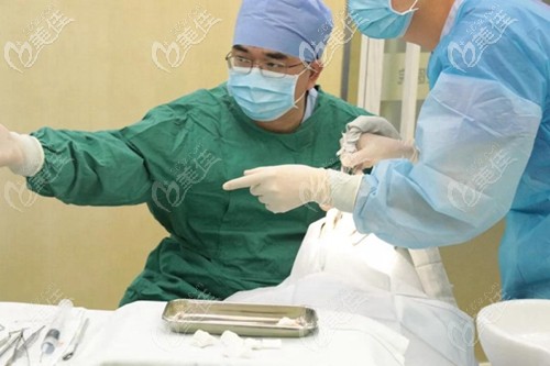 工作中的黄志斌医生 工作中的黄志斌医生