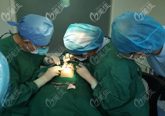 杜兆军医生做手术时候的照片