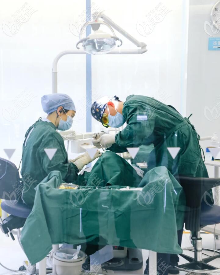 老妈在钛植口腔做种植牙的照片