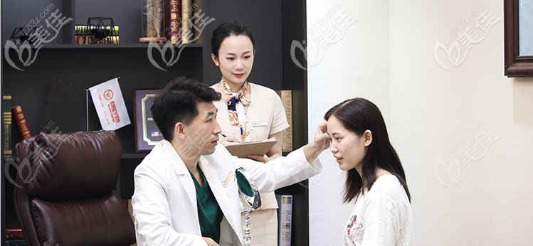 广州悦妍医疗美容院长面诊过程图