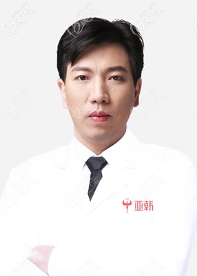 坐诊于长沙亚韩的易东风医生