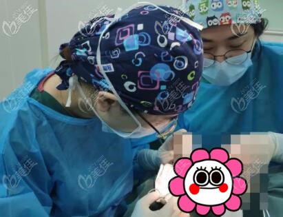 王香平做双眼皮手术过程中 王香平做双眼皮手术过程中