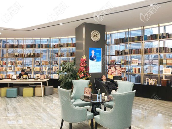 一楼超大的图书馆 一楼超大的图书馆