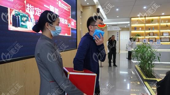 种植过牙的人亲身经历告诉你:后牙缺失3颗在昆明美奥口腔做诺贝尔种植牙的质量和价格如何