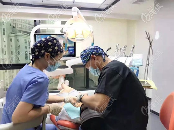 广州马泷齿科邹波院长的日常工作照