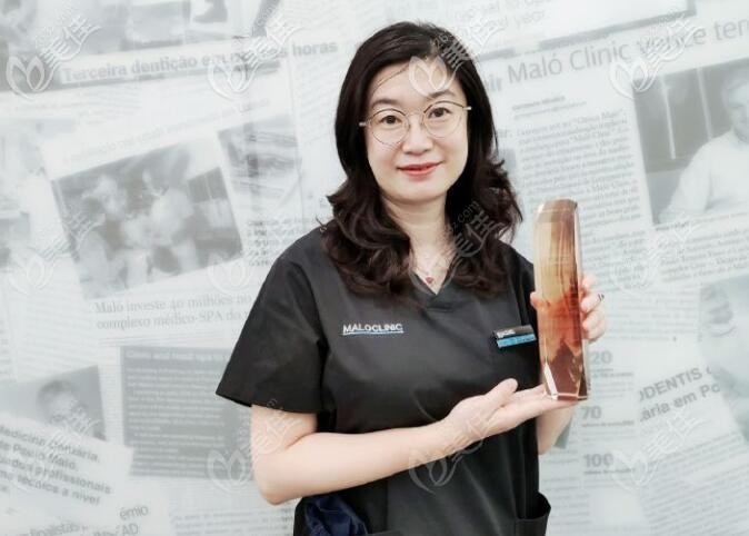 大连牙齿矫正孙院长是大连地区为数不多收到隐适美十周年纪念奖杯的医生 大连牙齿矫正孙院长是大连地区为数不多收到隐适美十周年纪念奖杯的医生