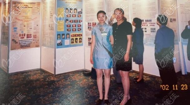 孙丹阳医生(左)参加世界牙科联盟大会 孙丹阳医生(左)参加世界牙科联盟大会