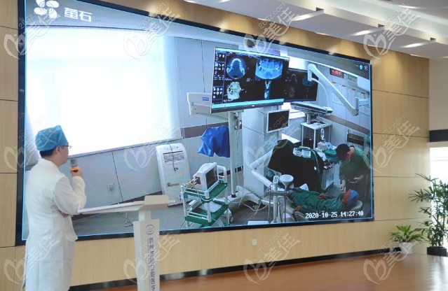 张春阳院长为顾客做种植牙的直播