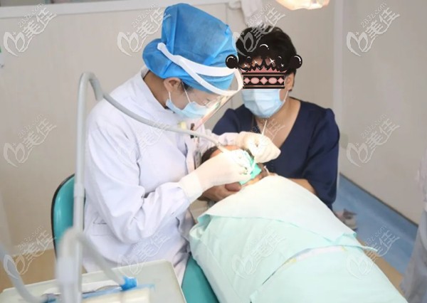 儿童束缚治疗牙齿的图片