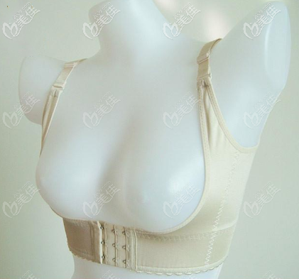 术后只穿塑乳托，胸部不压迫
