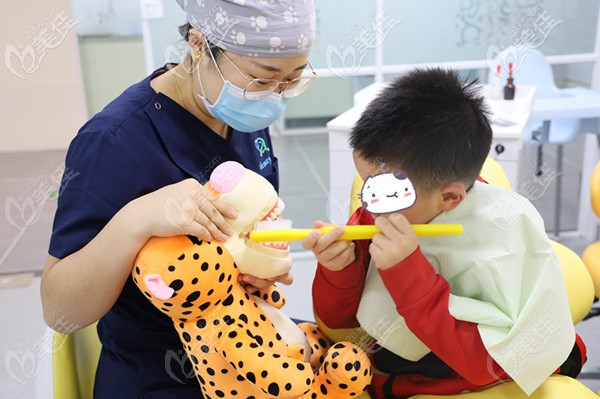 牙医和小朋友进行沟通互动