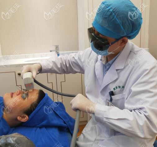 郴州曹家整形唐继辉医生激光祛斑治疗中 郴州曹家整形唐继辉医生激光祛斑治疗中