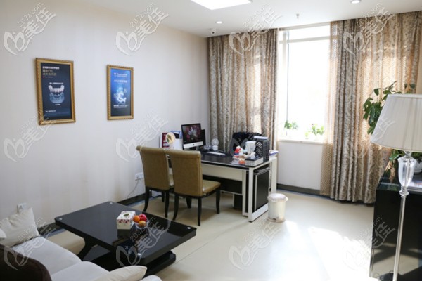 华美口腔接待室