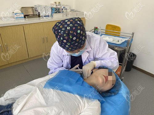 工作中的单宝奇主任 工作中的单宝奇主任