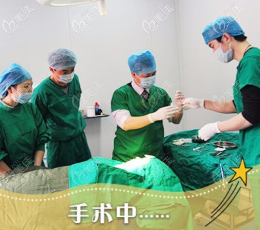 陈立坤医生做双眼皮手术中