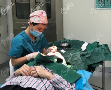 魏志香给我做眼角修复手术当天