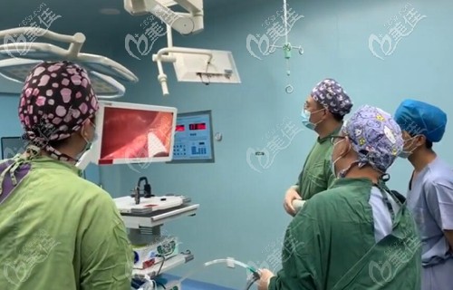 武汉艺星徐国建做内窥镜假体隆胸过程