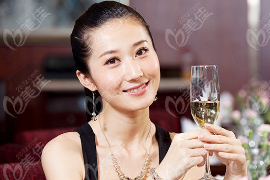 束胸衣 勒出来的美丽?