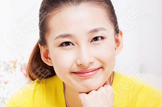 太刻意的唇线 太刻意的唇线