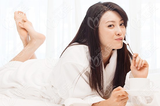 简易<!--<i data=20240710-sp></i>-->面部按摩操 只用双手就可完成的抗皱美容