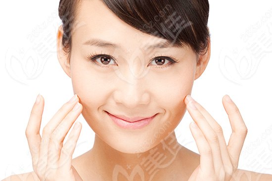 护肤大忌 头发贴脸上易爆痘