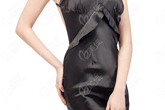 巧用按摩棒 滚滑点压4步消除眼袋黑眼圈