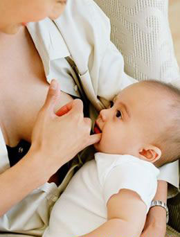 产后妈妈预防乳房下垂 哺乳期就要开始做